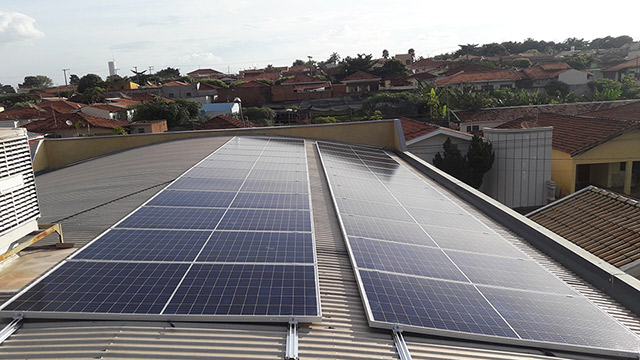 Sistema de Energia Solar completo instalado em um comércio na Cidade de Itajobi SP - Residencial, sistema de 1,000 kwp, sendo 24 Módulos de 335w, inversor Fronius Primo 6.0 geração.
